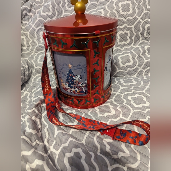 Disney Holiday Disney Parks Christmas 222 Collectible Musical Tin